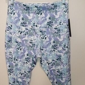 NWT Floral Patterned High Waisted Capri Leggings With Pockets